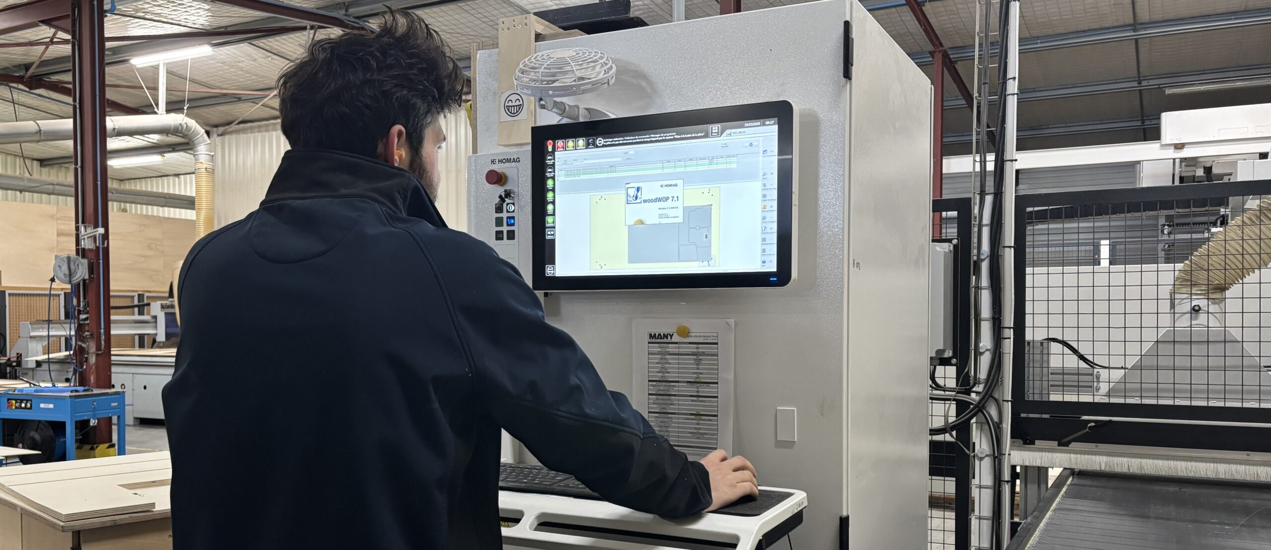 Opérateur Commande Numérique MANY au travail