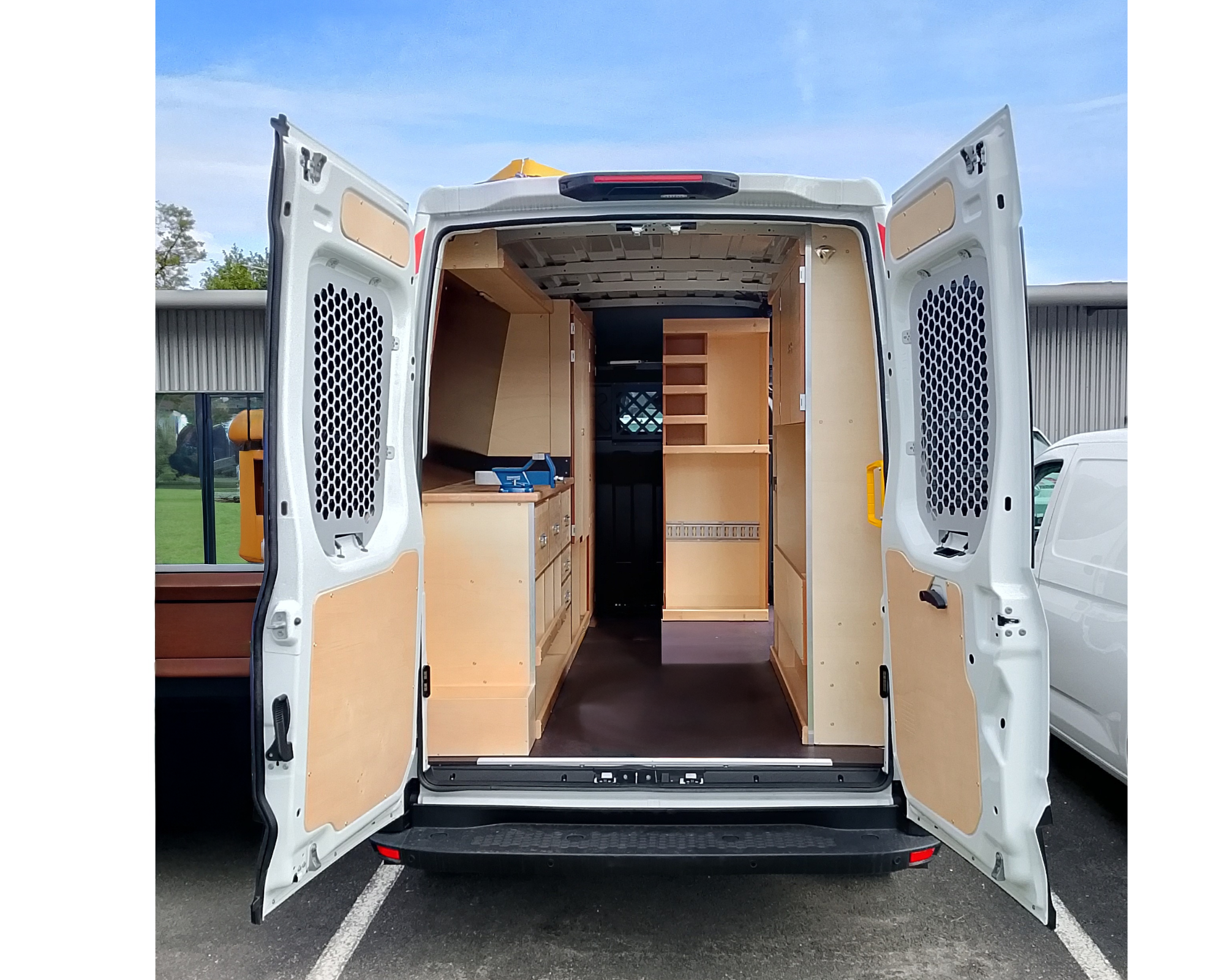 Aménagement intérieur bois sur Iveco par MANY