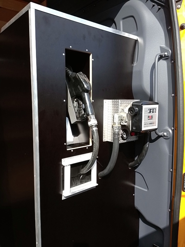 Vue aérienne d'un véhicule cuve carburant aménagé par MANY