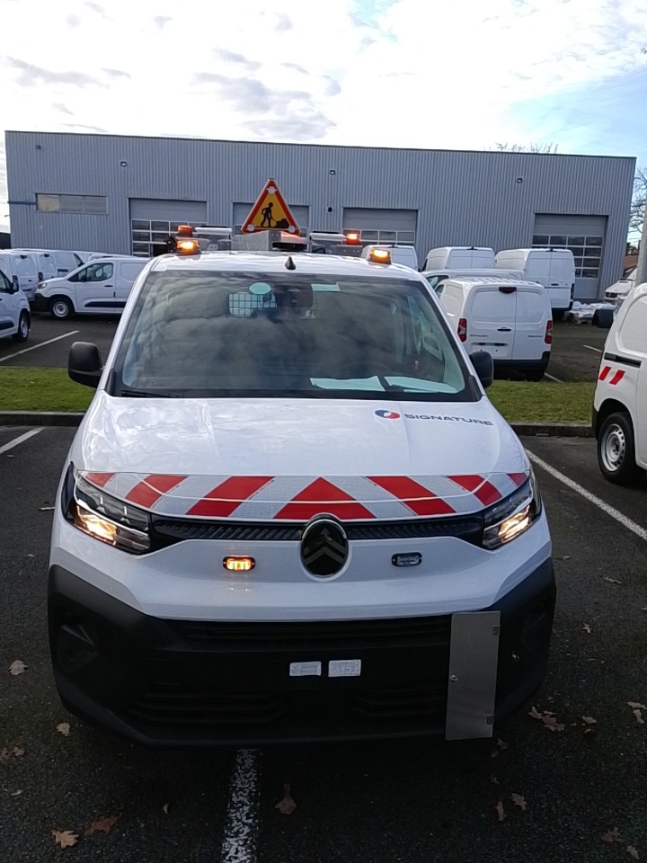 Installation de gyrophares sur véhicule utilitaire par MANY