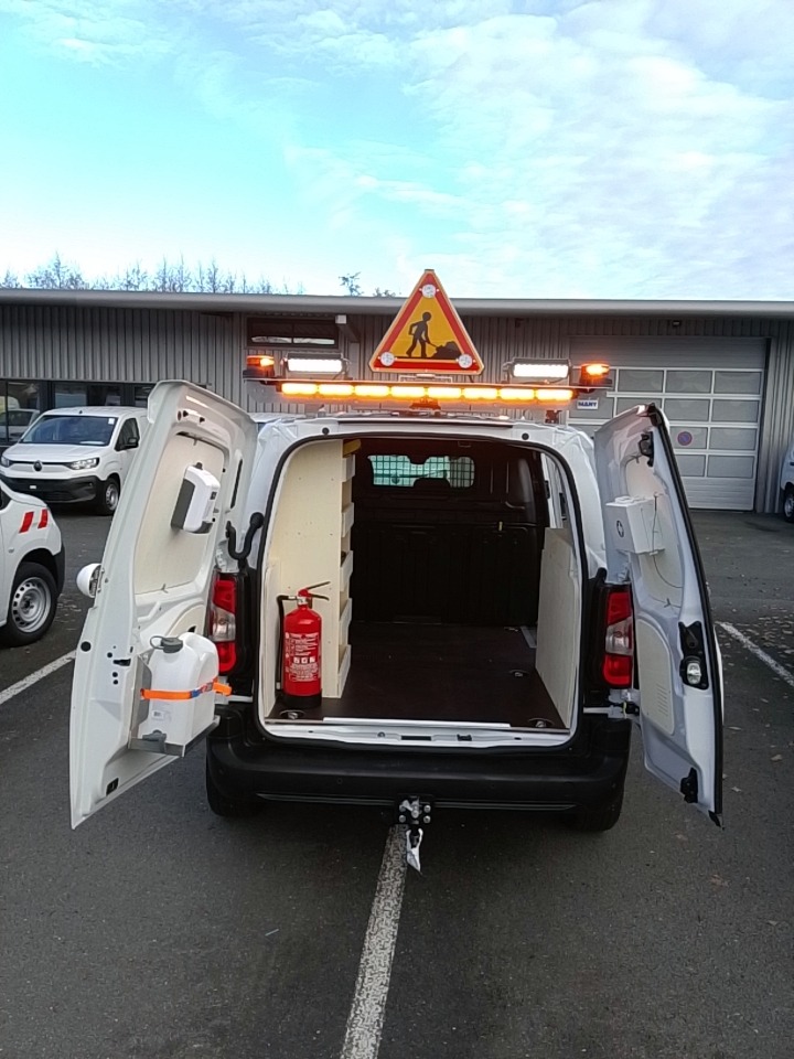Gyrophares installés sur véhicule utilitaire — aménagement extérieur MANY