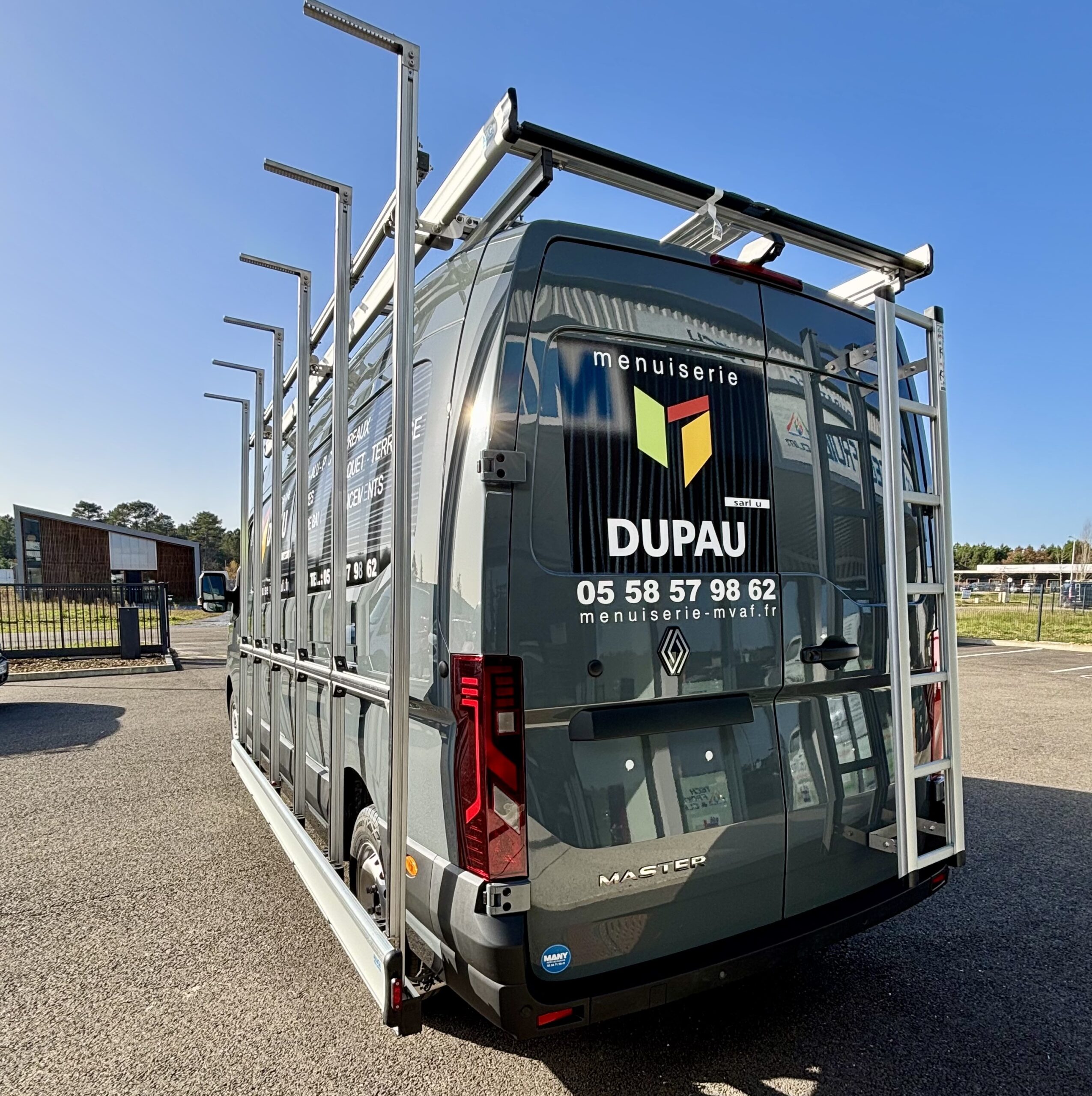 Aménagement extérieur galerie, berce-vitre et porte-échelle par MANY