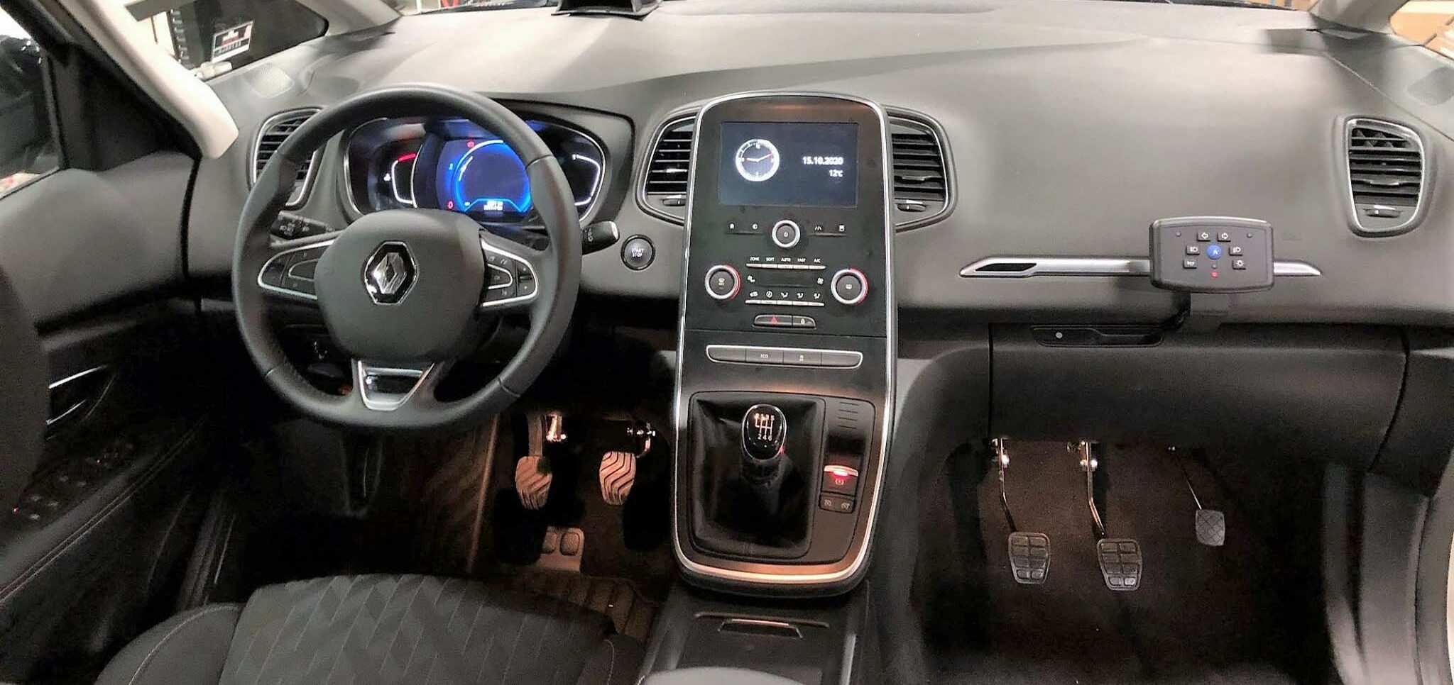 Tableau de bord et double commande de véhicule auto-école aménagé par MANY